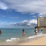 Pantai Waikiki: Surga Tropis di Tengah Kota yang Tak Pernah Tidur!