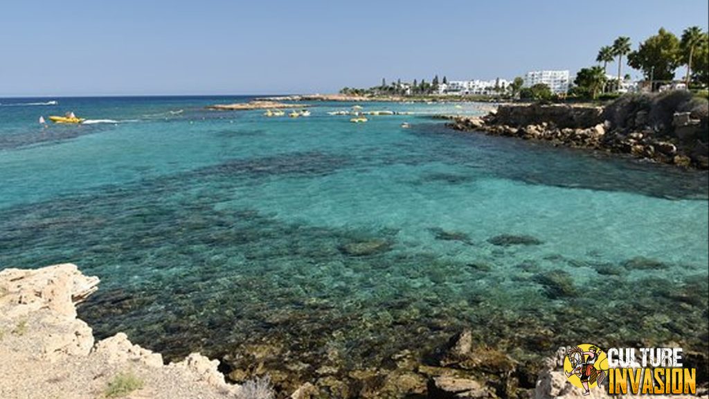 Pesona Fig Tree Bay: Pantai Tropis di Eropa yang Bikin Takjub!