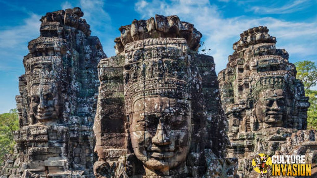 Bayon Temple: Memahami Filosofi Balik Ribuan Wajah Tersenyum!