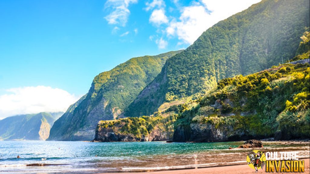 Pulau Madeira Surga Tropis dengan Pantai Seixal Menakjubkan!