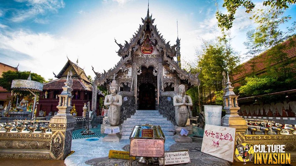 Wat Sri Suphan: Keindahan Candi Perak Memikat di Chiang Mai!