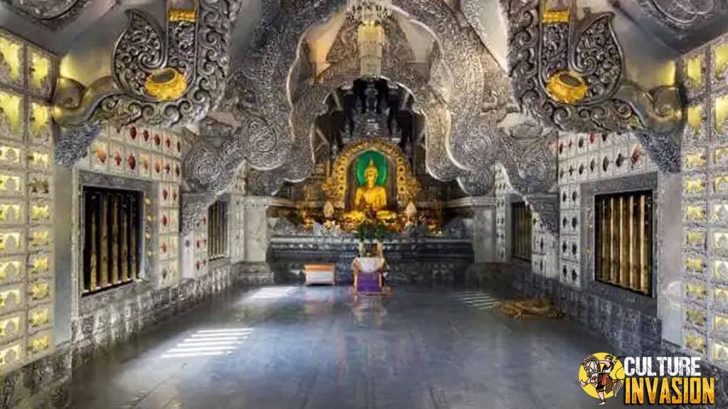 Wat Sri Suphan: Keindahan Candi Perak Memikat di Chiang Mai!